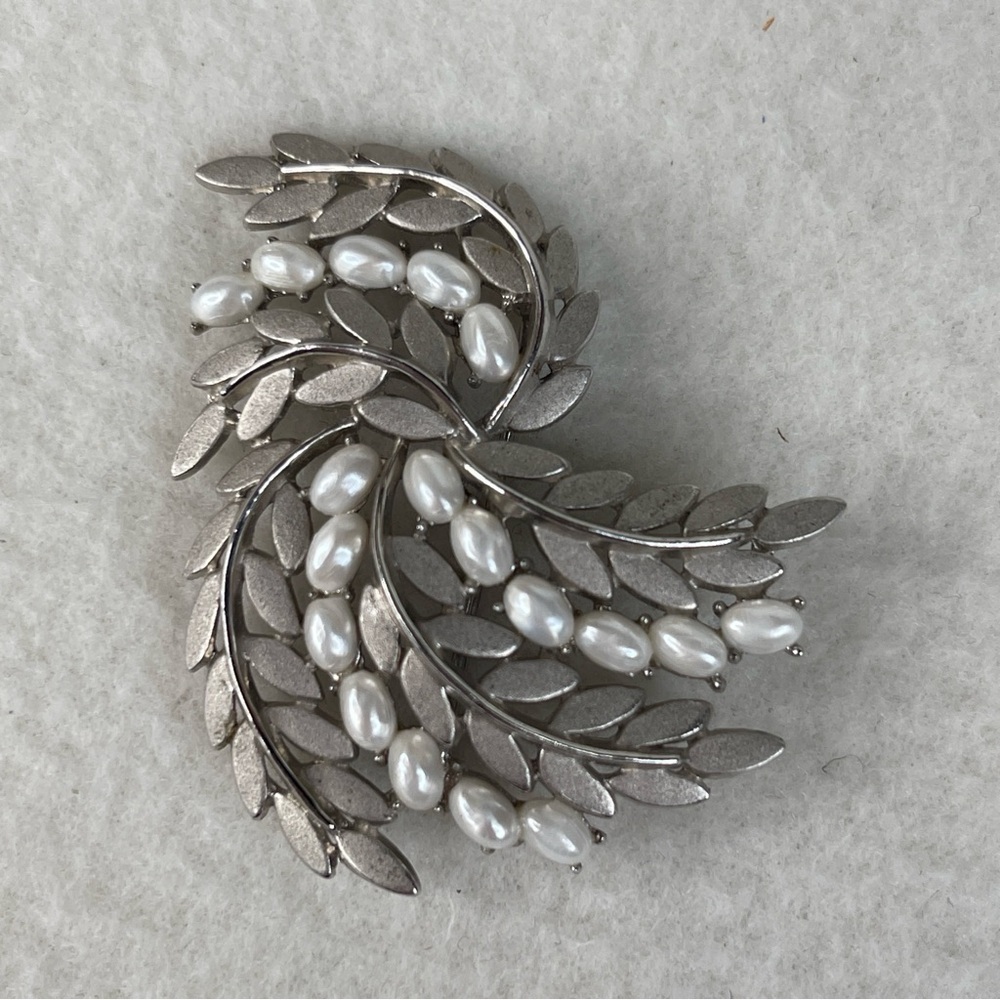 Trifari Silver Tone Pearl Brooch Pin Vintage